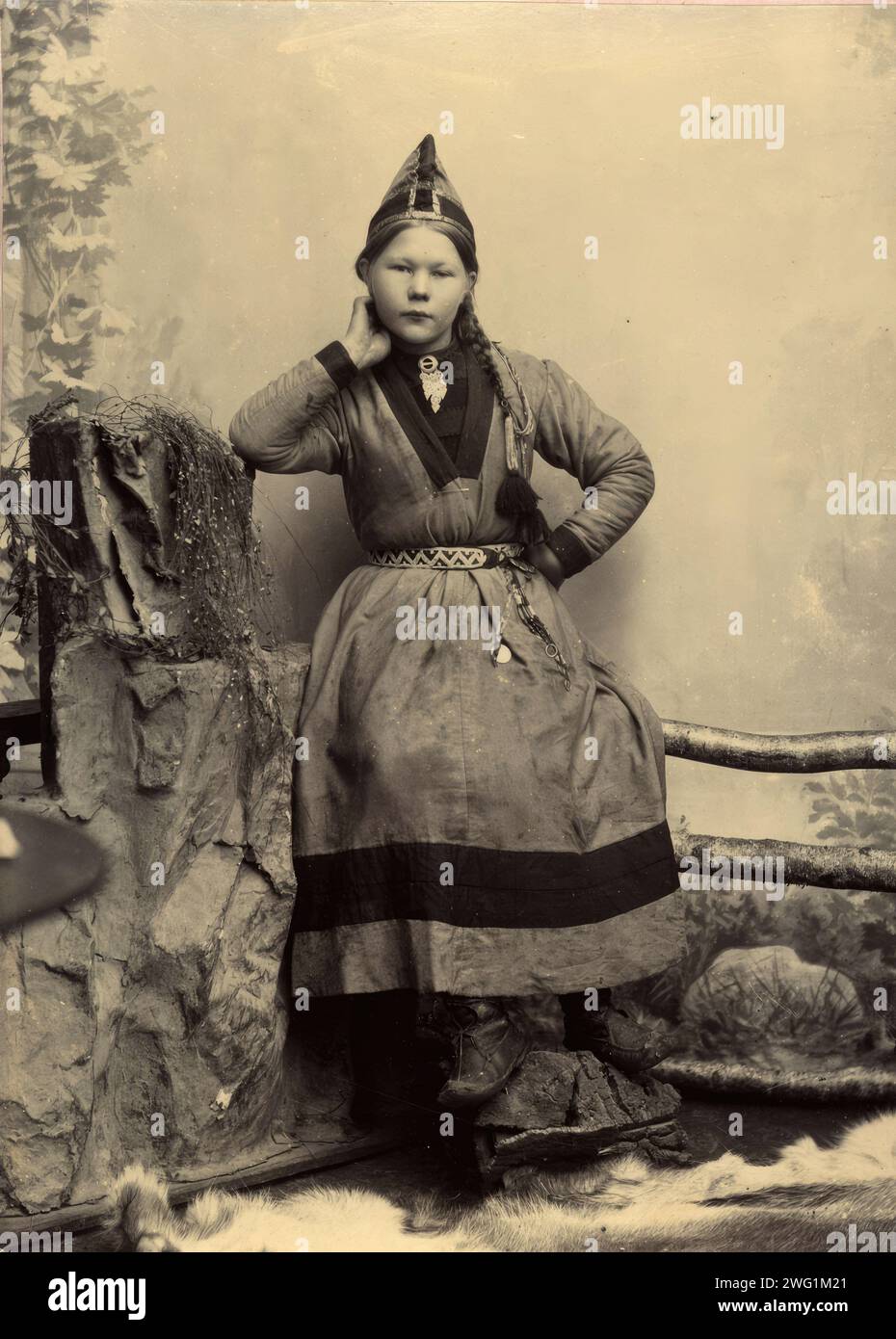Sconosciuta ragazza Sami, 1890-1900. Ritratto in studio Foto Stock