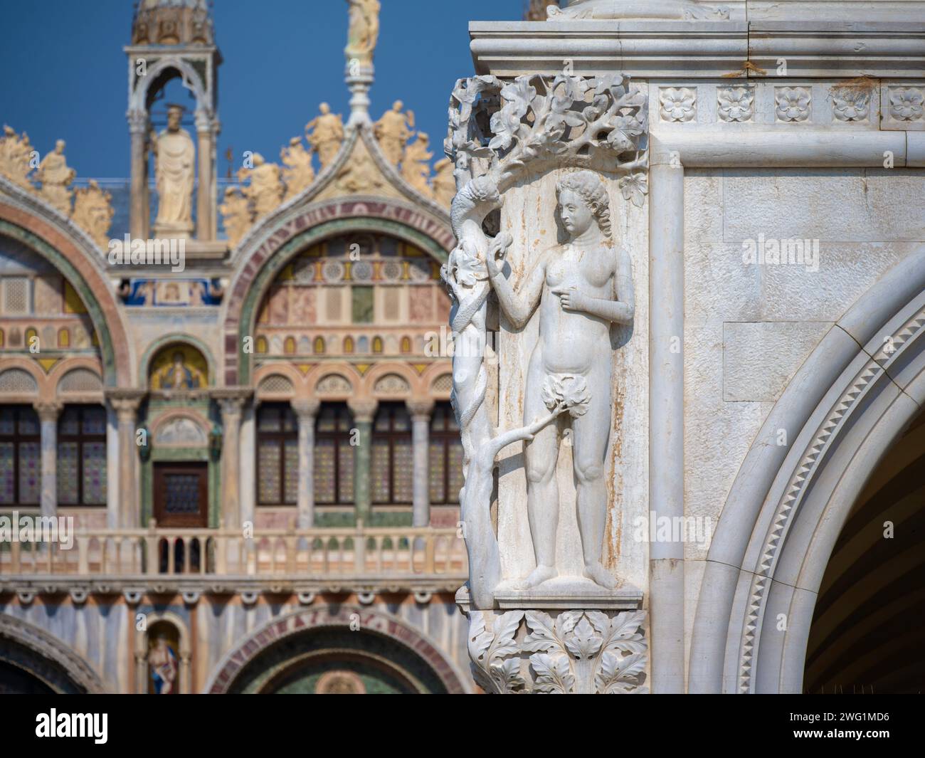 Dettaglio della vigilia del Palazzo Ducale, Basilica di San Marco sullo sfondo, Venezia, Italia Foto Stock