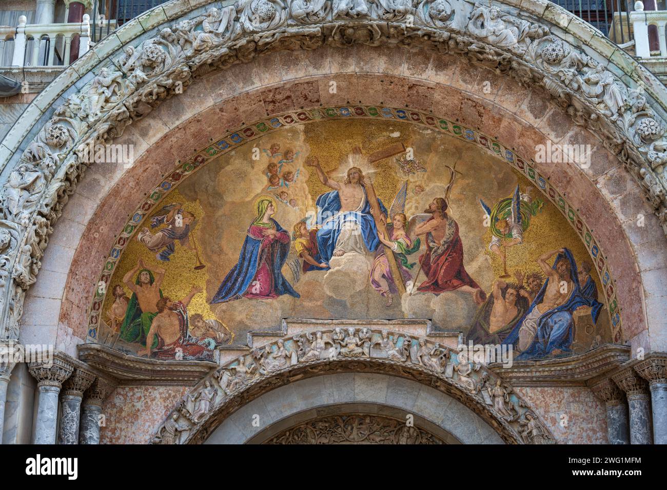 Basilica di San Marco dettaglio mosaico sopra il portale principale, Venezia, Italia Foto Stock