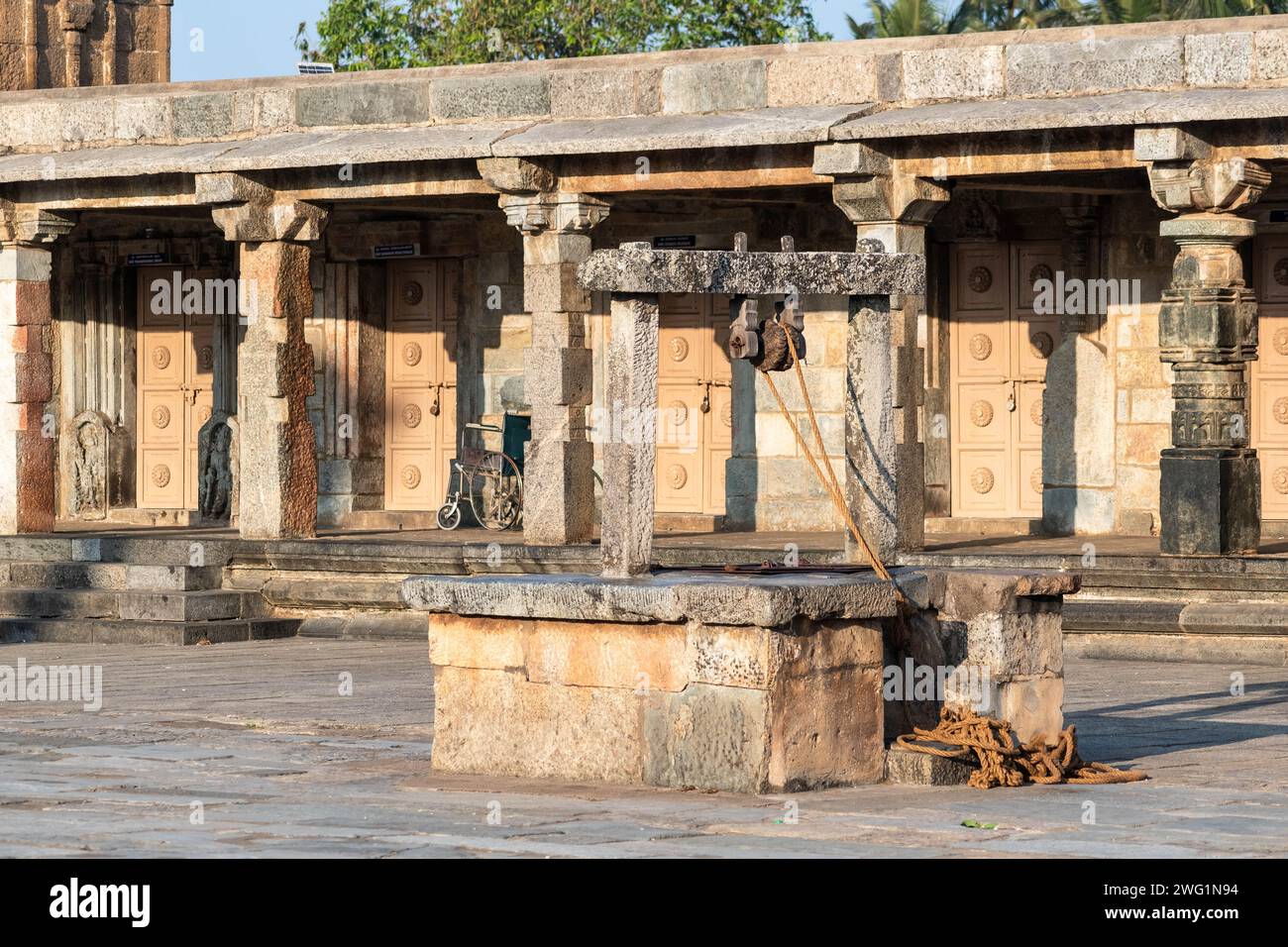 Belur, Karnataka, India - 9 gennaio 2023: Un pozzo di pietra nel cortile dell'antico tempio Chennakeshava a Belur. Foto Stock
