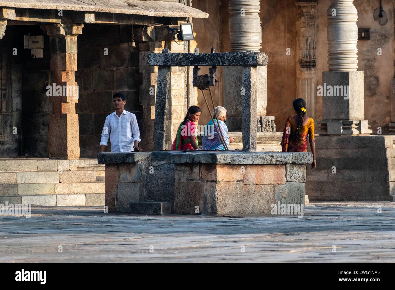 Belur, Karnataka, India - 9 gennaio 2023: Un pozzo di pietra nel cortile dell'antico tempio Chennakeshava a Belur. Foto Stock