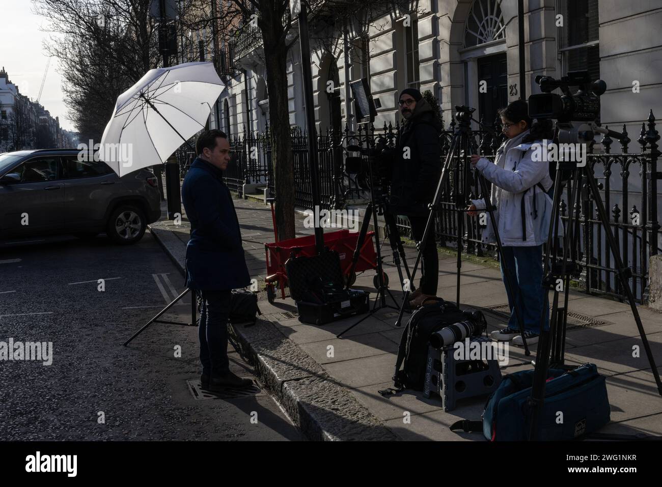 I media fuori dalla London Clinic coprono la notizia di re Carlo e della principessa Kate mentre entrambi si trovano nello stesso ospedale, a Marylebone, Londra, Regno Unito Foto Stock