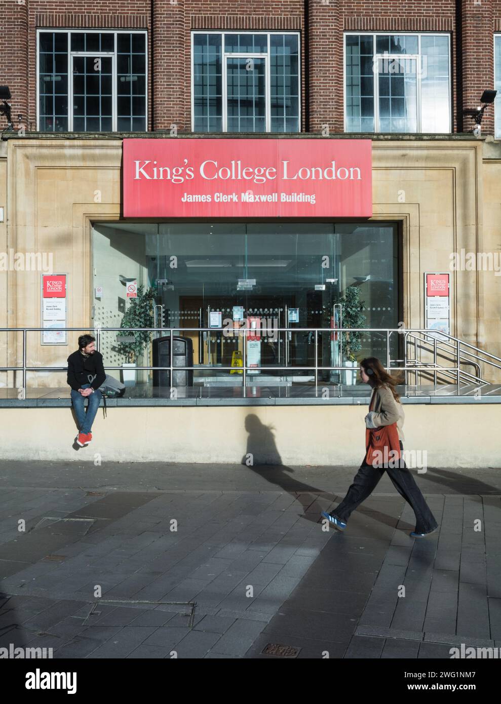 Studenti fuori dall'ingresso dell'edificio James Clerk Maxwell, King's College London, Waterloo, Lambeth, Inghilterra, REGNO UNITO Foto Stock