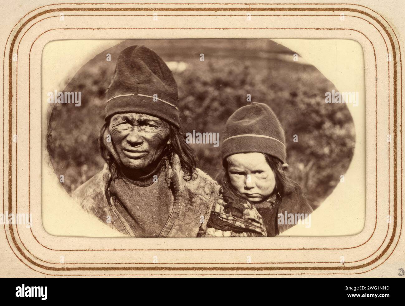 Vedova Inga Pantsi con nipote, Tuorpon Sami Village, 1868. Foto Stock