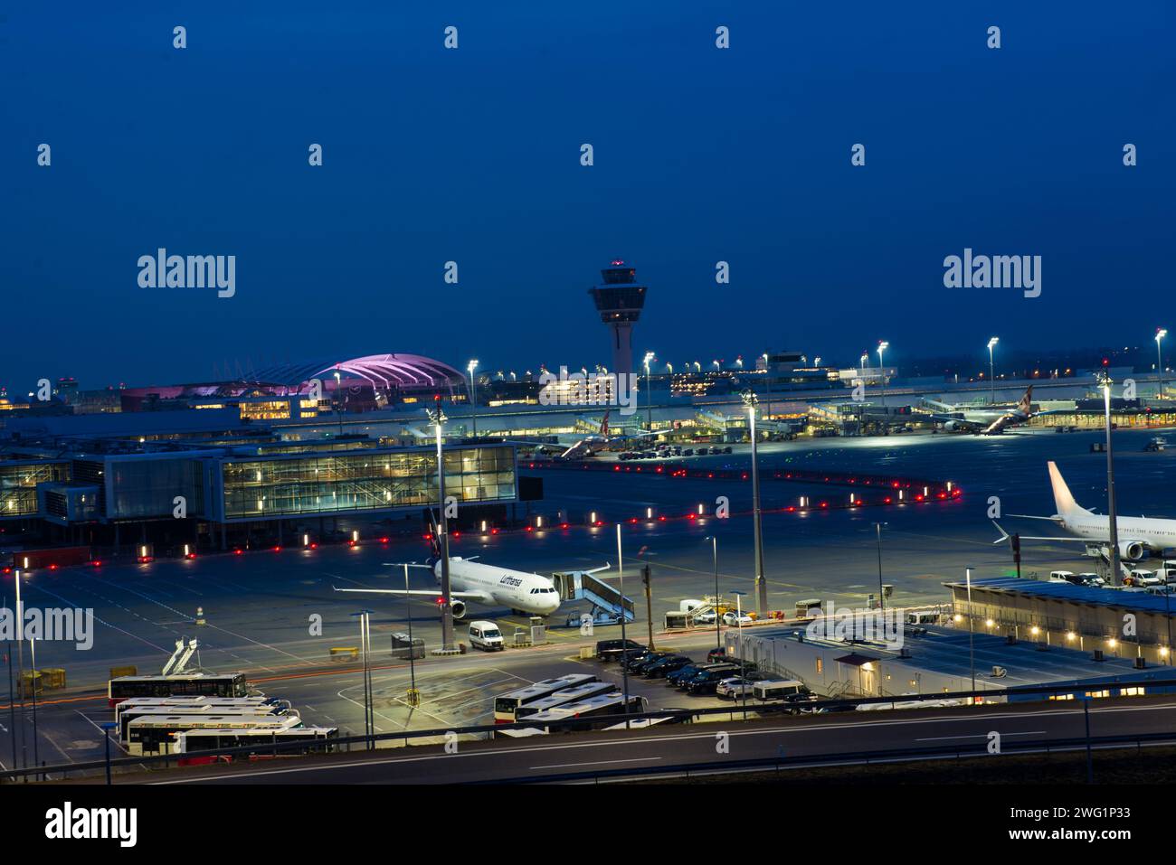 Vista dei jet parcheggiati sull'asfalto dell'aeroporto di Monaco di fronte ad un terminal Foto Stock