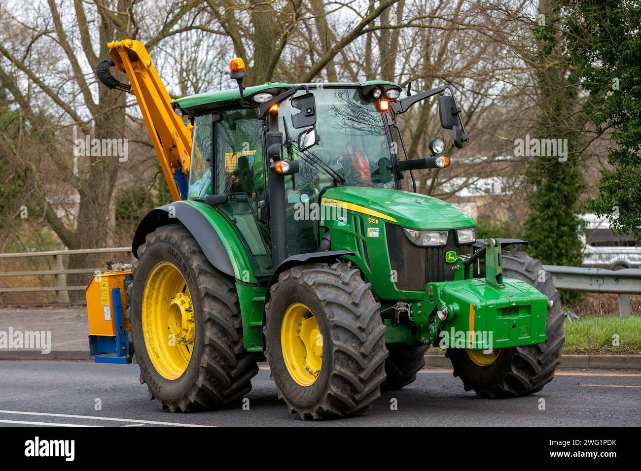 Milton Keynes, Regno Unito, 31 gennaio 2024. Trattore John Deere 5125 R che viaggia su una strada inglese Foto Stock