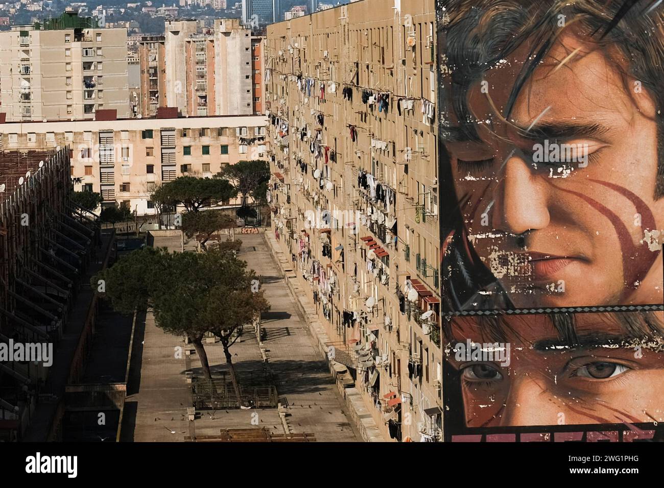 Napoli, Italia. 2 febbraio 2024. Apre il cantiere per demolire il Bronx di San Giovanni a Teduccio. Nel giro di tre anni gli edifici post-terremoto resi famosi in tutto il mondo per il grande murale dedicato a Diego Armando Maradona dovranno scendere. Non mancano le polemiche per coloro che volevano che il muro con il lavoro di Jorit rimanesse in piedi e per coloro che hanno ribadito la priorità della rigenerazione urbana per garantire alloggi decenti. Credito: Live Media Publishing Group/Alamy Live News Foto Stock