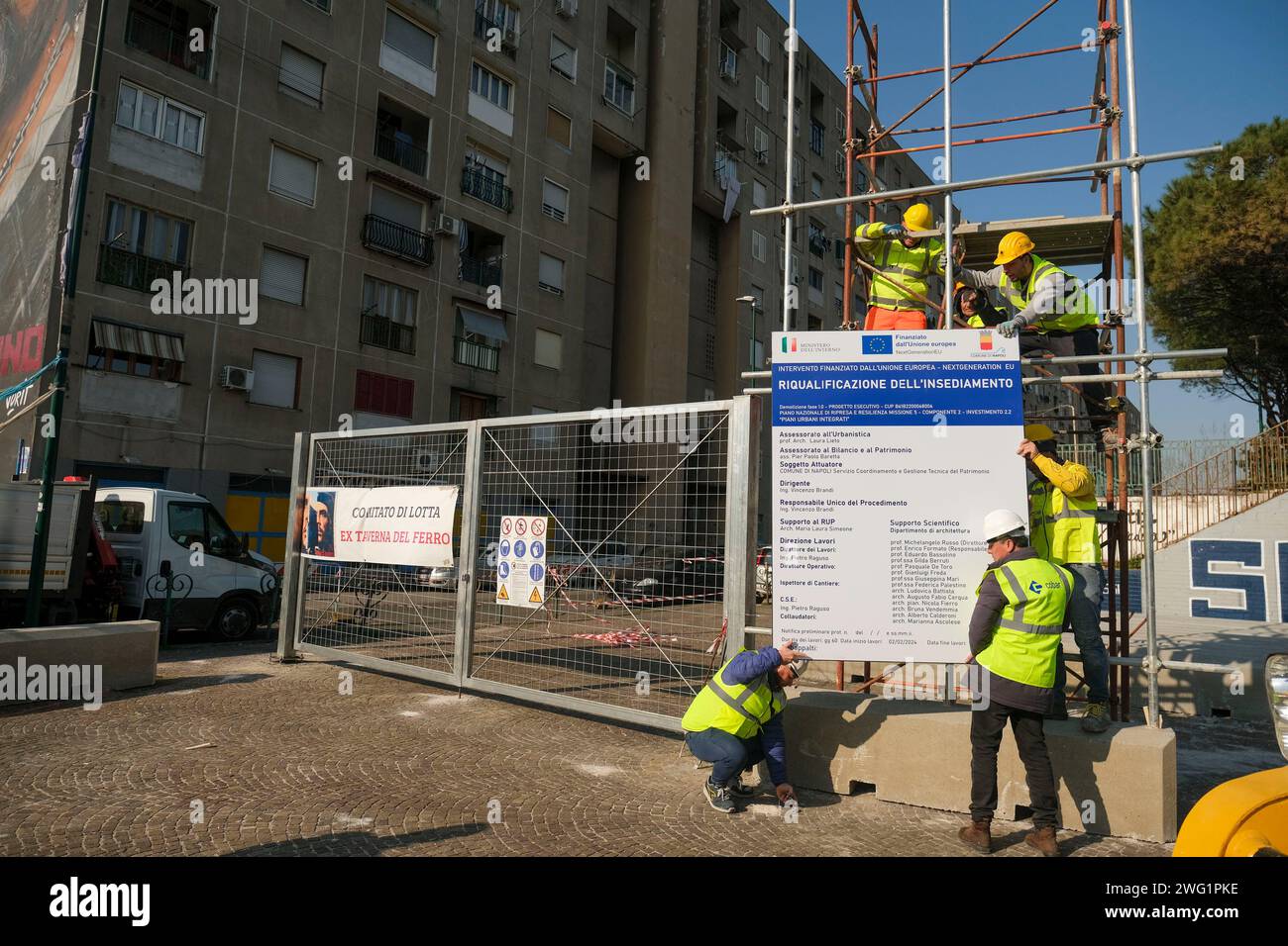 Napoli, Italia. 2 febbraio 2024. Apre il cantiere per demolire il Bronx di San Giovanni a Teduccio. Nel giro di tre anni gli edifici post-terremoto resi famosi in tutto il mondo per il grande murale dedicato a Diego Armando Maradona dovranno scendere. Non mancano le polemiche per coloro che volevano che il muro con il lavoro di Jorit rimanesse in piedi e per coloro che hanno ribadito la priorità della rigenerazione urbana per garantire alloggi decenti. Credito: Live Media Publishing Group/Alamy Live News Foto Stock