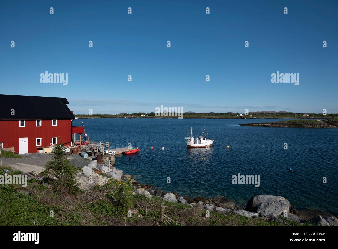 Vivere sulla costa, isola di Heroy, Norvegia, estate 2019. Foto Stock