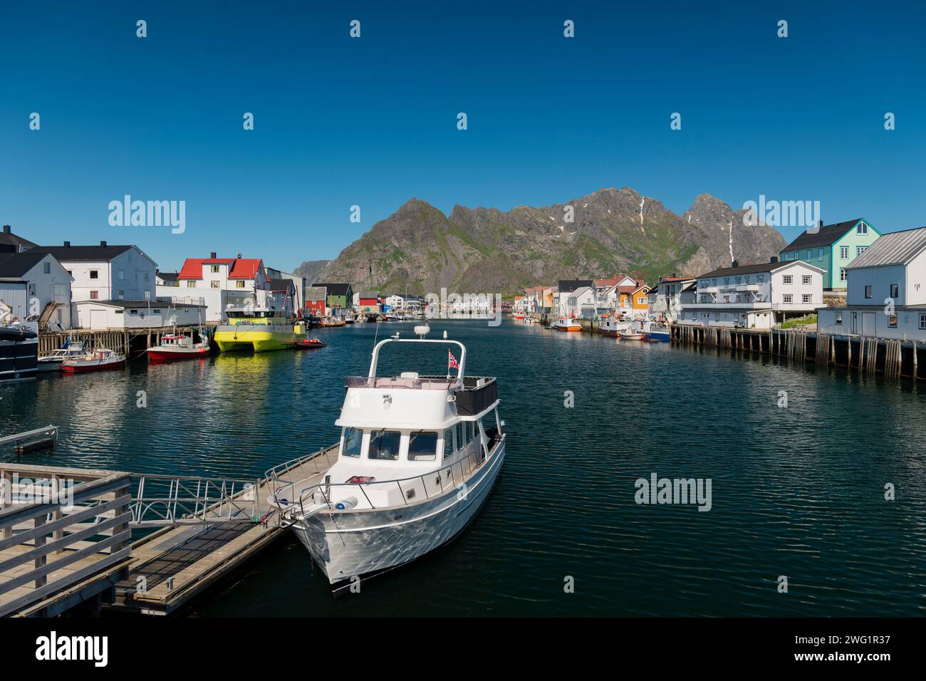 La vista del porto di Henningsvaer, Isole Lofoten in Norvegia. Foto Stock