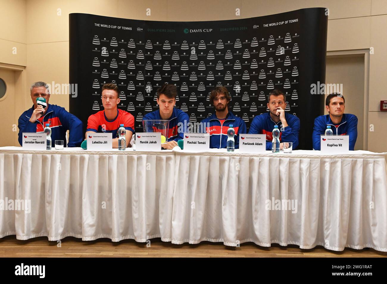 Vendryne, Repubblica Ceca. 2 febbraio 2024. (L-R) capitano non giocante della squadra ceca Jaroslav Navratil e dei tennisti Jiri Lehecka, Jakub Mensik, Tomas Machac, Adam Pavlasek e Vit Kopriva alla conferenza stampa dopo il pareggio di qualificazione alla Coppa Davis davanti alla Repubblica Ceca contro Israele a Vendryne, Repubblica Ceca, 2 febbraio 2024. Crediti: Jaroslav Ozana/CTK Photo/Alamy Live News Foto Stock