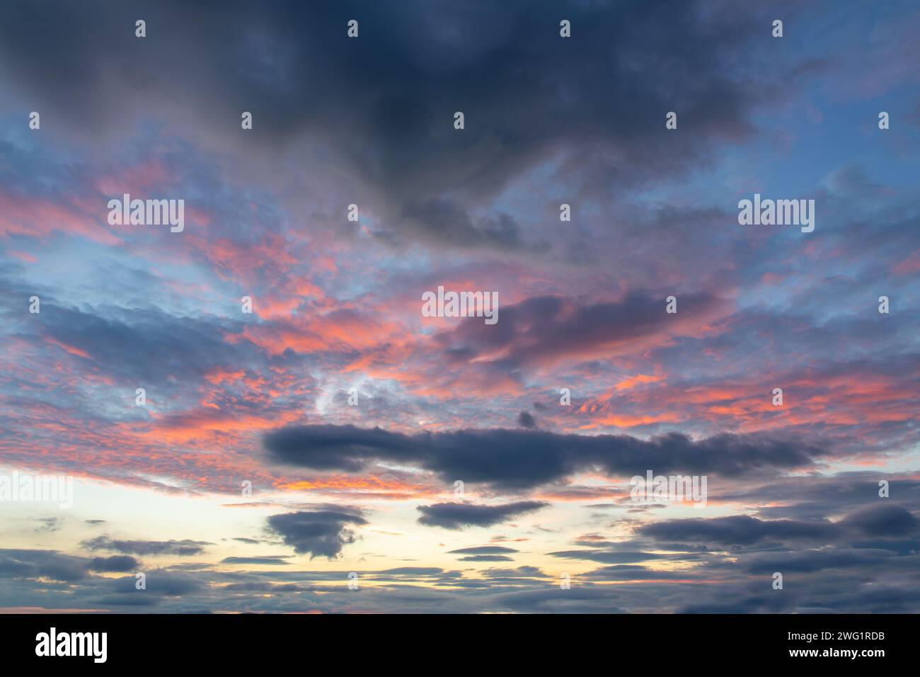 Bellissimo cielo rosa e viola al tramonto, grattacielo del cielo, sfondo naturale Foto Stock