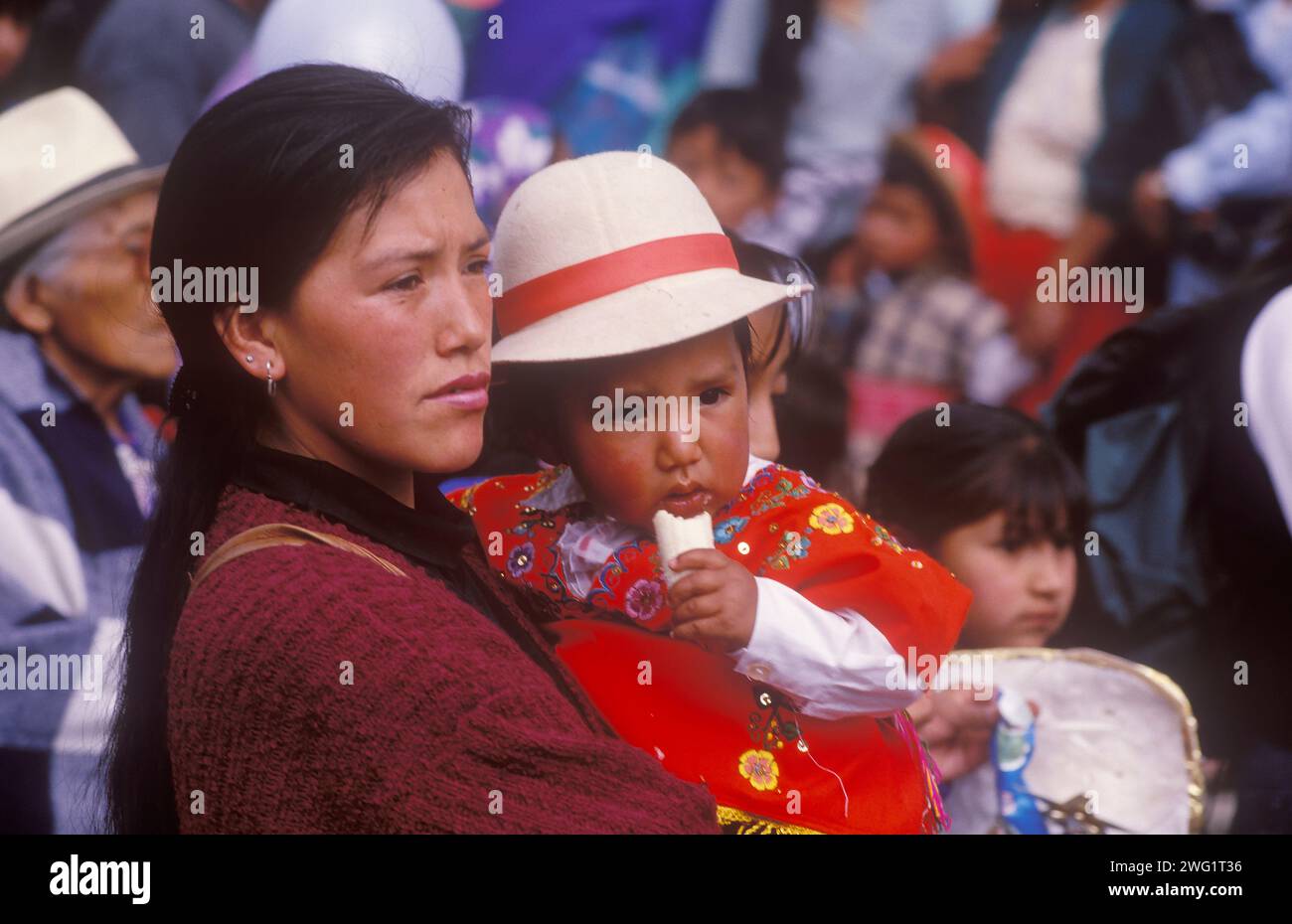 Donna nativa con bambino, Ecuador Foto Stock