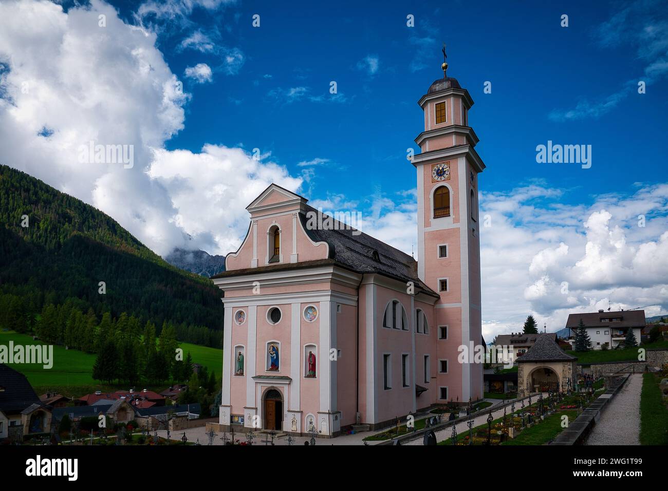 Piccola chiesa con due campanili gemelli Foto Stock