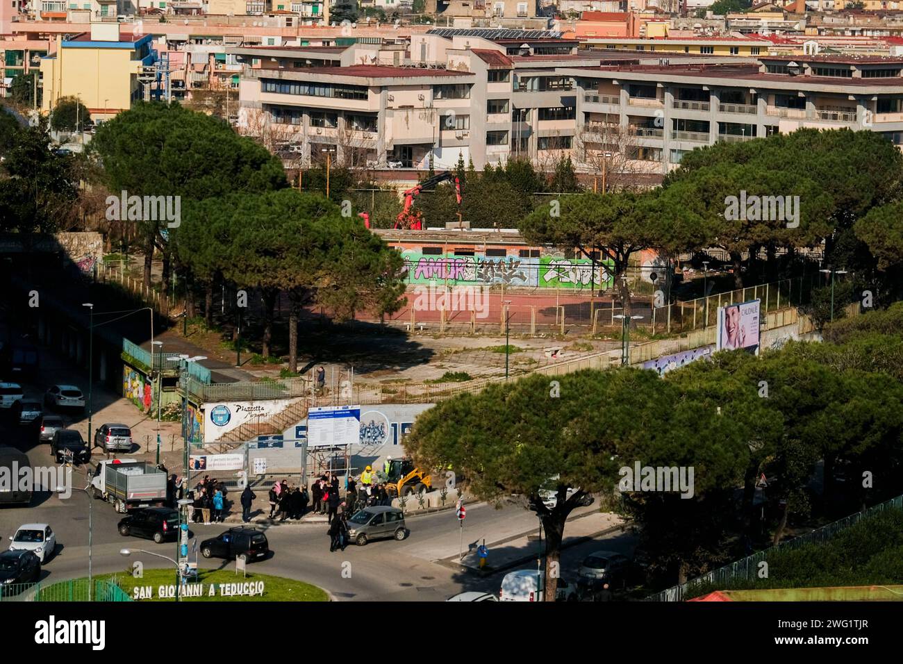 News - apre il cantiere per demolire il Bronx di San Giovanni a Teduccio il cantiere per demolire il Bronx di San Giovanni a Teduccio. Nel giro di tre anni gli edifici post-terremoto resi famosi in tutto il mondo per il grande murale dedicato a Diego Armando Maradona dovranno scendere. Non mancano le polemiche per coloro che hanno voluto che il muro con il lavoro di Jorit rimanesse in piedi e per coloro che hanno ribadito la priorità della rigenerazione urbana per garantire alloggi dignitosi. Napoli Bronx, San Giovanni a Teduccio Italia Copyright: XAntonioxBalascox/xLiveMediax LPN 1 Foto Stock