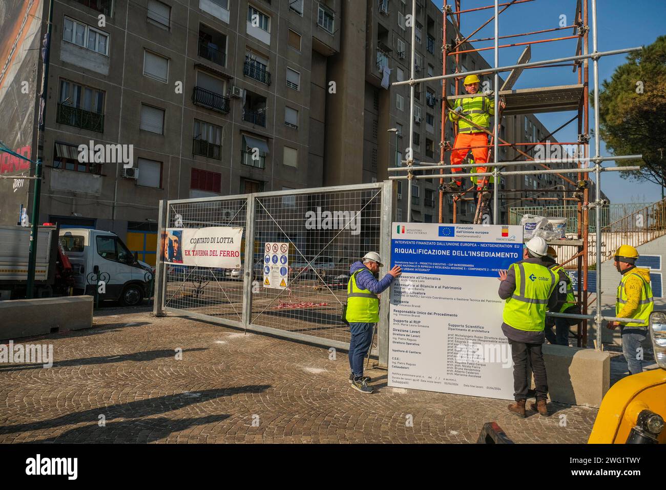 News - apre il cantiere per demolire il Bronx di San Giovanni a Teduccio il cantiere per demolire il Bronx di San Giovanni a Teduccio. Nel giro di tre anni gli edifici post-terremoto resi famosi in tutto il mondo per il grande murale dedicato a Diego Armando Maradona dovranno scendere. Non mancano le polemiche per coloro che hanno voluto che il muro con il lavoro di Jorit rimanesse in piedi e per coloro che hanno ribadito la priorità della rigenerazione urbana per garantire alloggi dignitosi. Napoli Bronx, San Giovanni a Teduccio Italia Copyright: XAntonioxBalascox/xLiveMediax LPN_1 Foto Stock