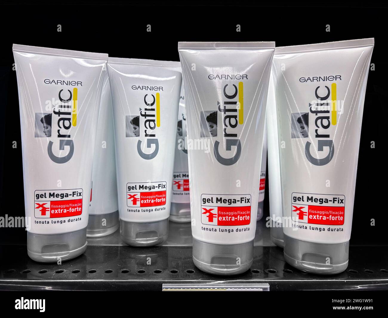 Italia - 30 gennaio 2024: Garnier Grafic Hair gel mega FIX extra strong fissaggio in plastica bianca spremute in vendita sul supermercato italiano. cu Foto Stock