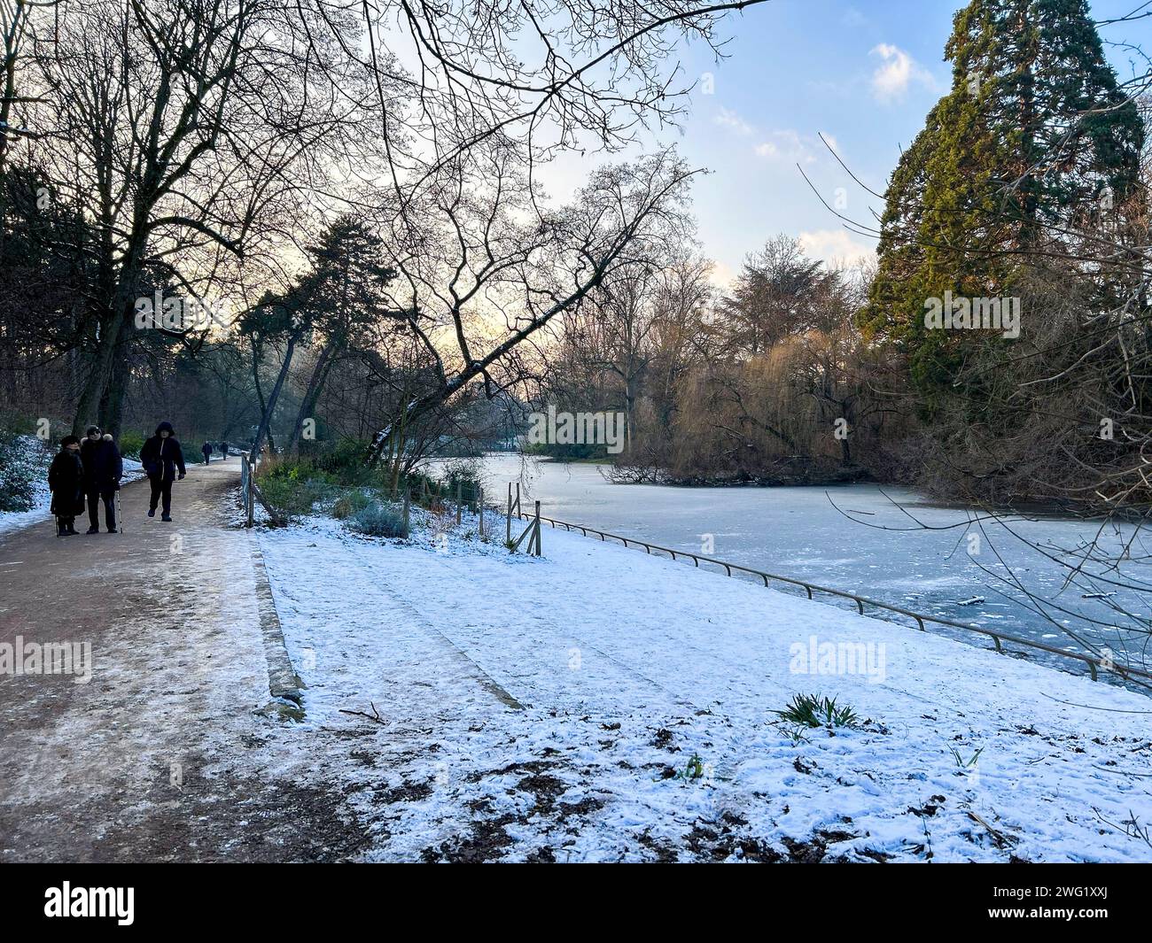 Parigi, Francia, gruppi in visita, paesaggio invernale, neve a Bois de Vincennes, Lago Saint Mande, paesaggio, Parco Urbano Foto Stock
