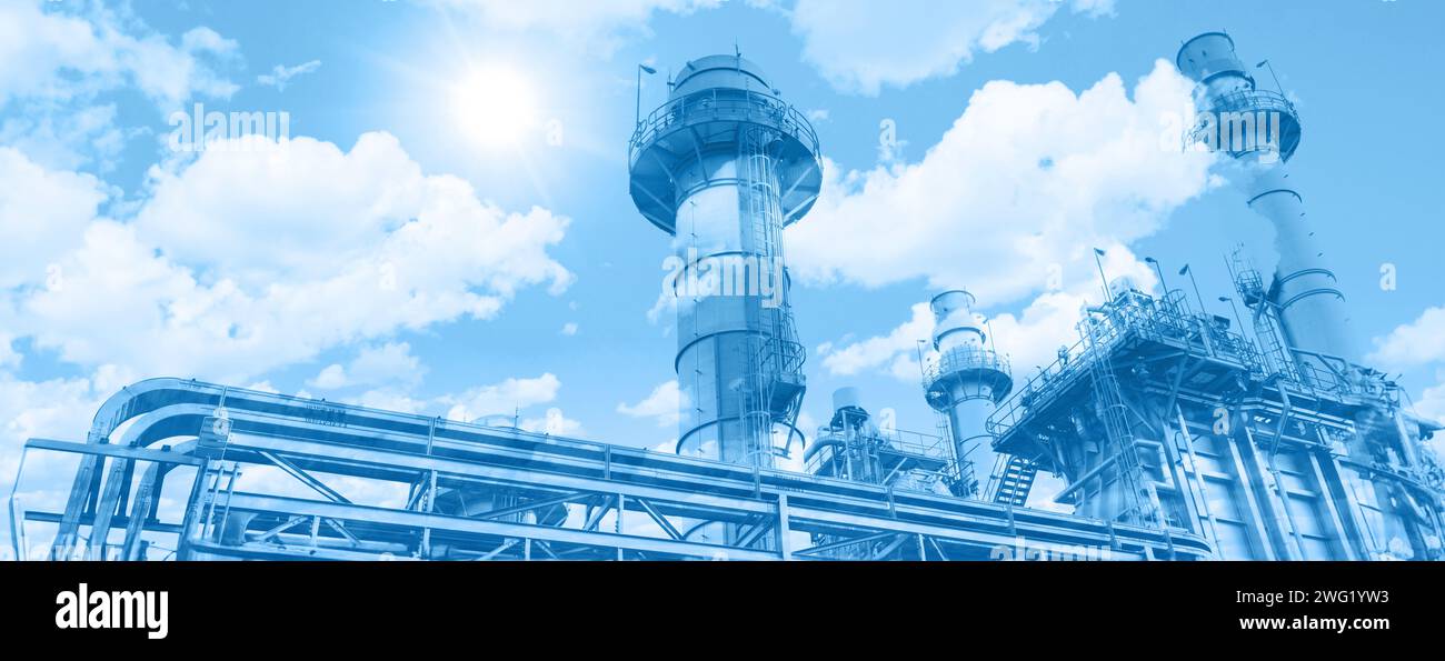 Il moderno edificio petrolifero della centrale elettrica a gas si sovrappone alla nube blu del cielo per un'aria pulita, un concetto di risparmio energetico, un buon ambiente di ozono Foto Stock