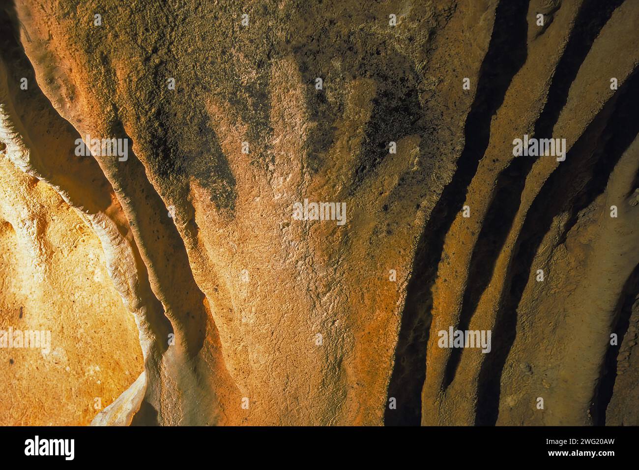 Antica impronta maya negativa su un muro in pietra, in una grotta nella foresta pluviale dei Monti Maya, distretto di Cayo, Belize, America centrale Foto Stock