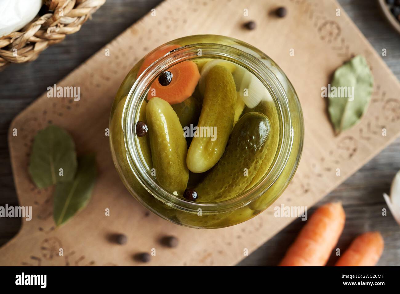 Cetriolini fatti in casa o cetrioli sottaceto in un vaso di vetro Foto Stock