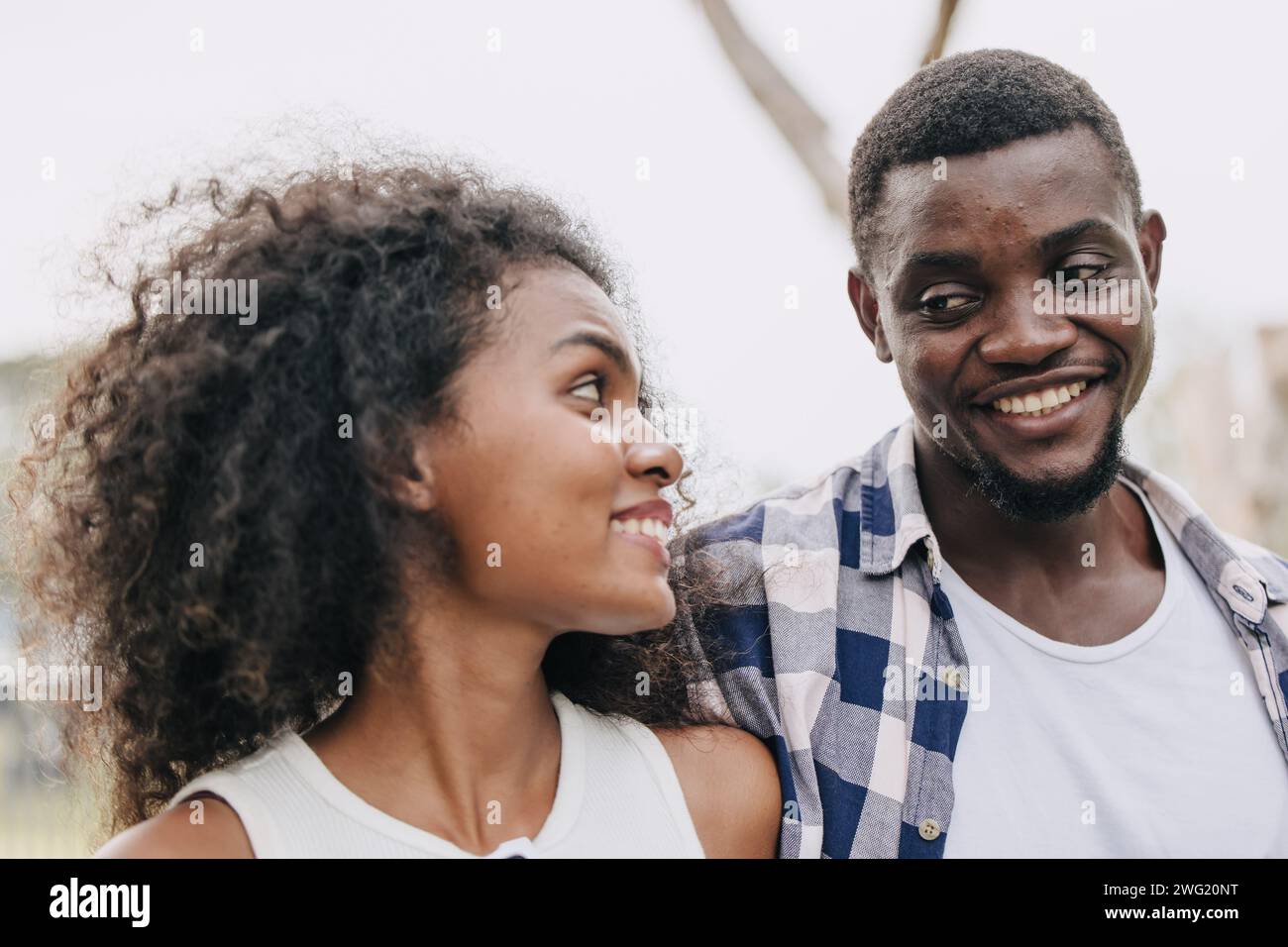 Appuntamento con due uomini e donne san valentino. Amante del nero africano al parco all'aperto, stagione estiva, tonalità di colore vintage Foto Stock