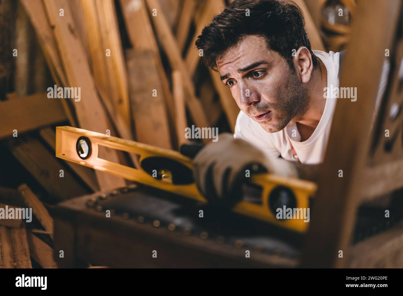 Falegname mobili in legno fatti a mano in officina. Lavoratore maschile degli anni '40 falegname professionale ad alta abilità autentico lavoratore artigianale. Foto Stock