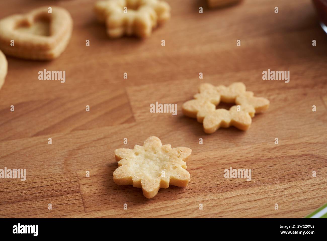 Preparazione dei biscotti di Natale Linzer a casa Foto Stock