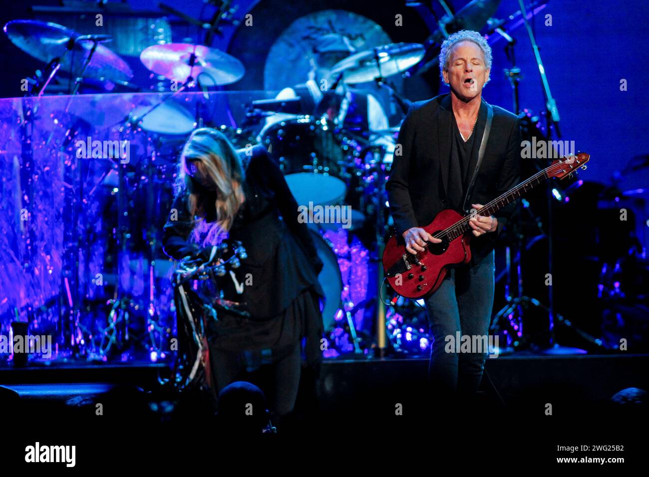 Da sinistra Stevie Nicks, cantante, batterista Mick Fleetwood e Lindsey Buckingham chitarrista dei Fleetwood Mac si esibiscono al TD Garden di Boston, Massac Foto Stock