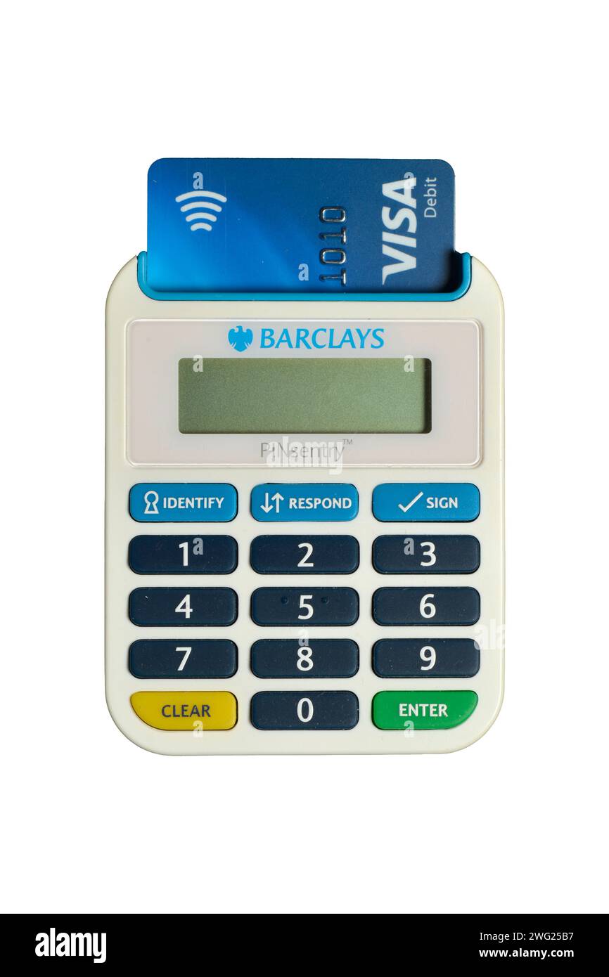 Lettore di carte Barclays Pinsentry e carta di debito Visa isolati su bianco Foto Stock