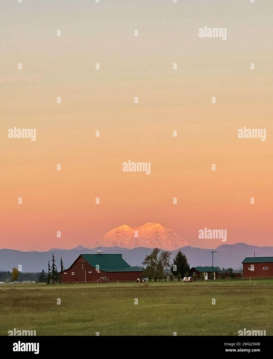 atmosfera crepuscolare alla periferia della città Foto Stock