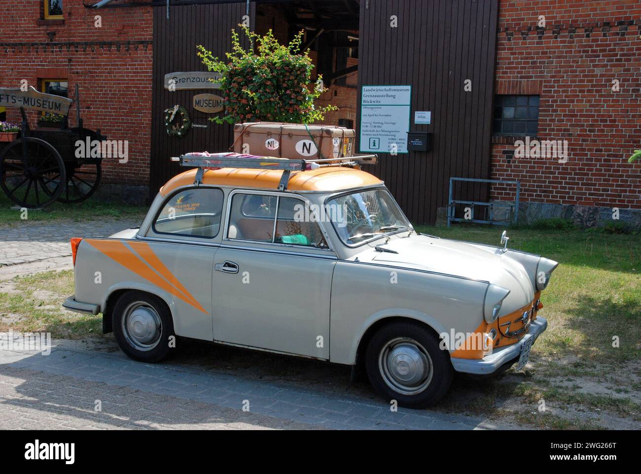 28.05.2011 Trabant 500 Deutschland/ Sachsen Anhalt/ Altmark/ Altmarkkreis Salzwedel/ Stadt Klötze/ Böckwitz/ vor dem Landwirtschaftsmuseum abgestellter Trabant 500 mit Dachgepäckträger auf dem sich ein Koffer befindet/ gebaut von 1958-1962/ Hubraum 500 ccm/ motore 17-20 PS/ 12,5-15 kW/ Höchstgeschwindigkeit 90 km/h *** 28 05 2011 Trabant 500 Germania Sassonia Anhalt Altmark Altmarkkreis Salzwedel Stadt Klötze Böckwitz parcheggiata davanti all'azienda agricola museo Trabant 500 con portapacchi su cui è presente un motore da 500 cc a 1958 1962 cilindrata costruito in valigia 17 20 hp 12,5 15 kW velocità massima 90 km h. Foto Stock