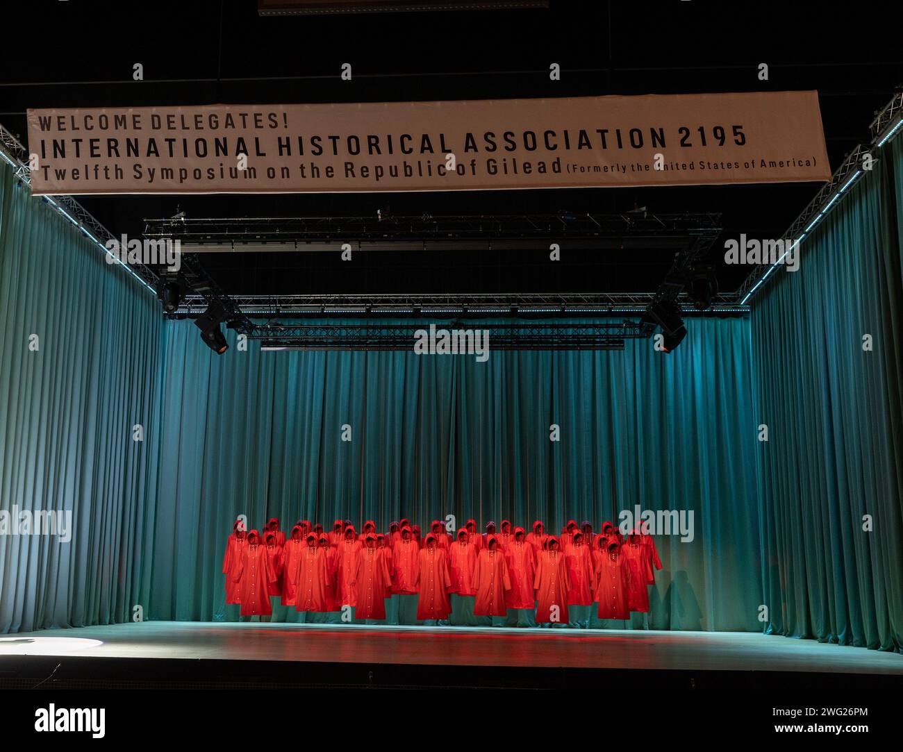 Palcoscenico completo con i costumi DELLA cameriera sospesa nel RACCONTO DELLA CAMERIERA all'English National Opera (ENO), London Coliseum, London WC2 01/02/2024 musica: Poul Ruders libretto: Paul Bentley dopo il romanzo di Margaret Atwood direttore: Joana Carneiro design: Annemarie Woods video design: Akhila Krishnan illuminazione originale: Paule Constable coordinatore originale del movimento e dell'intimità: Imogen Knight regista: Annilese Miskimmon Foto Stock