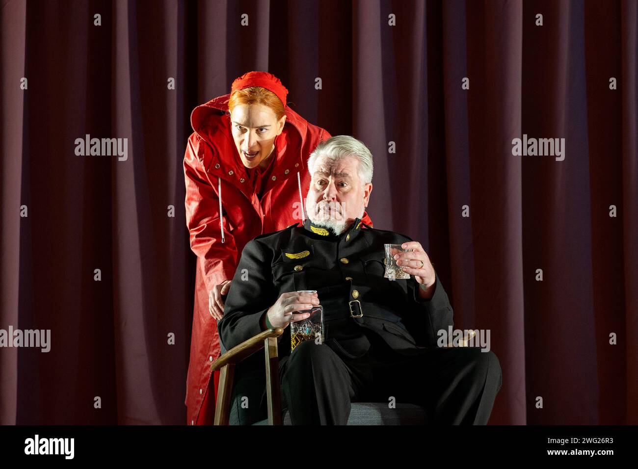 Kate Lindsey (Offred), James Creswell (The Commander) in THE HANDMAID'S TALE at English National Opera (ENO), London Coliseum, London WC2 01/02/2024 musica: Poul Ruders libretto: Paul Bentley dopo il romanzo di Margaret Atwood direttore: Joana Carneiro design: Annemarie Woods video design: Akhila Krishnan illuminazione originale: Paule Constable coordinatore originale del movimento e dell'intimità: Imogen Knight regista: Annilese Miskimmon Foto Stock