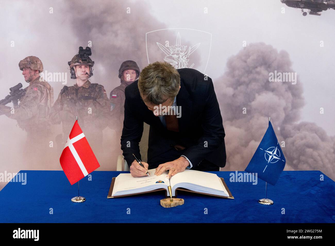 Re Frederik X scrive nel libro degli ospiti all'arrivo al quartier generale del corpo multinazionale della NATO a Stettino, in Polonia, venerdì 2 febbraio 2024. Il quartier generale è stato istituito nel 1999 dai ministri della difesa di Danimarca, Germania e Polonia. Durante la visita, il re incontrerà i dipendenti danesi presso la sede centrale. Dal 30 gennaio al 2 febbraio, il re è impegnato nella promozione ufficiale degli affari in Polonia, con programmi sia nella capitale Varsavia che nella città portuale di Stettino. La visita si concentra sull'energia verde e l'agricoltura e la maestosità è accompagnata dal Ministro degli affari Esteri, il M Foto Stock