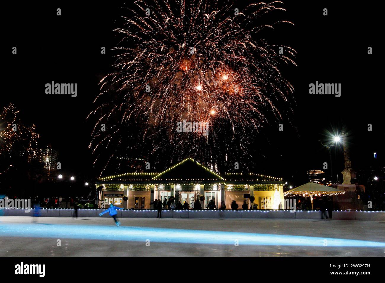 Uno spettacolo di fuochi d'artificio sul Boston Common segnala il nuovo anno durante una prima notte di Boston il 31 dicembre 2014 a Boston, Massachusetts, Stati Uniti. Foto Stock