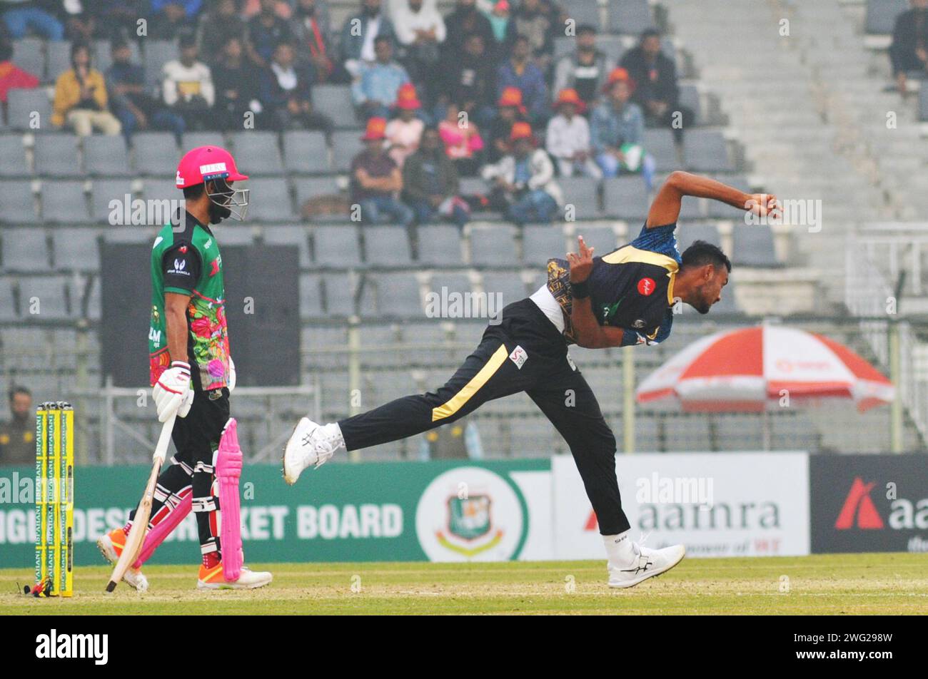 Sylhet, Bangladesh. 2 febbraio 2024. Bangladesh paceman SHORIFUL ISLAM in azione per Durdanto Dhaka contro Sylhet Strikers nella Bangladesh Premier League al Sylhet International Stadium. Foto Stock
