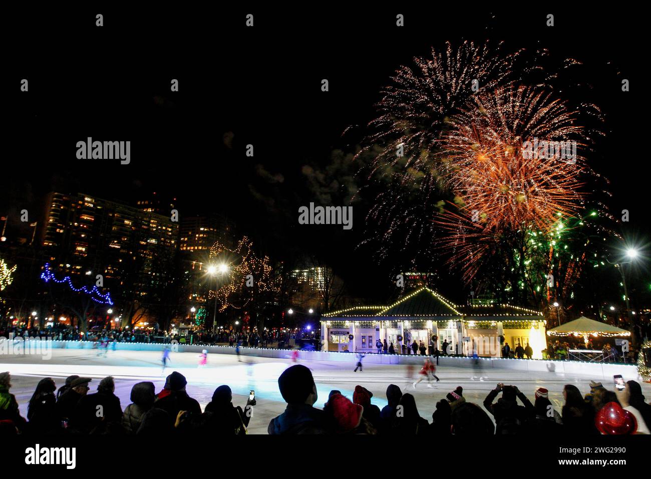 Uno spettacolo di fuochi d'artificio sul Boston Common segnala il nuovo anno durante una prima notte di Boston il 31 dicembre 2014 a Boston, Massachusetts, Stati Uniti. Foto Stock