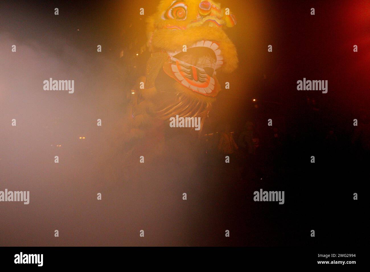 Una troupe cinese di danza del drago si esibisce durante una parata di Boston la vigilia di Capodanno del 31 dicembre 2014 a Boston, Massachusetts, Stati Uniti. Foto Stock