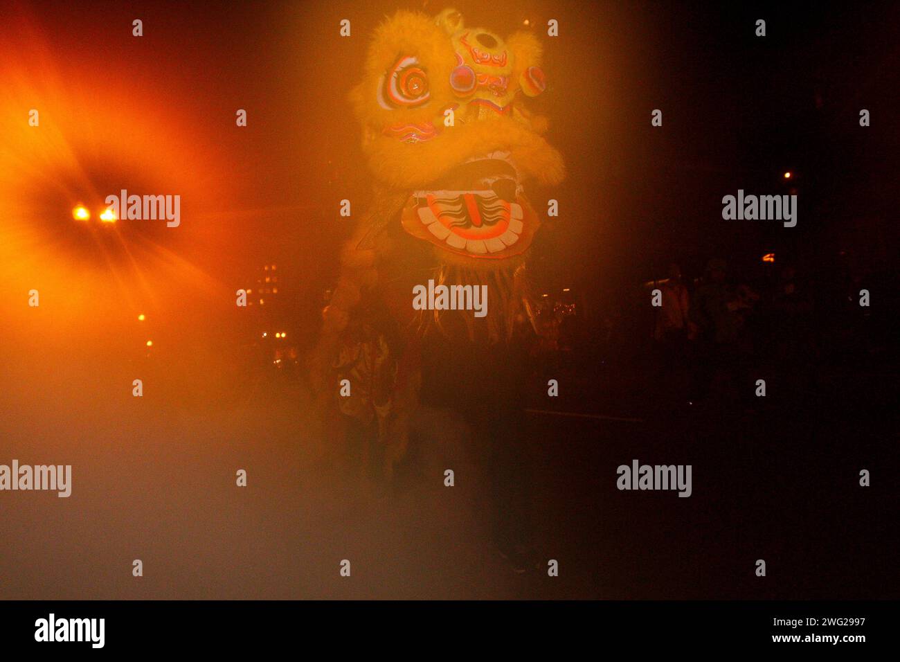 Una troupe cinese di danza del drago si esibisce durante una parata di Boston la vigilia di Capodanno del 31 dicembre 2014 a Boston, Massachusetts, Stati Uniti. Foto Stock