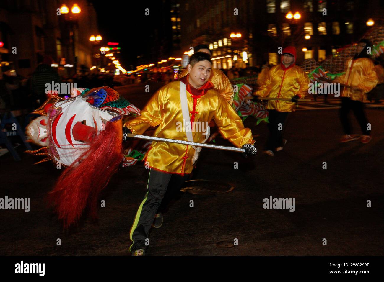 Una troupe cinese di danza del drago si esibisce durante una parata di Boston la vigilia di Capodanno del 31 dicembre 2014 a Boston, Massachusetts, Stati Uniti. Foto Stock