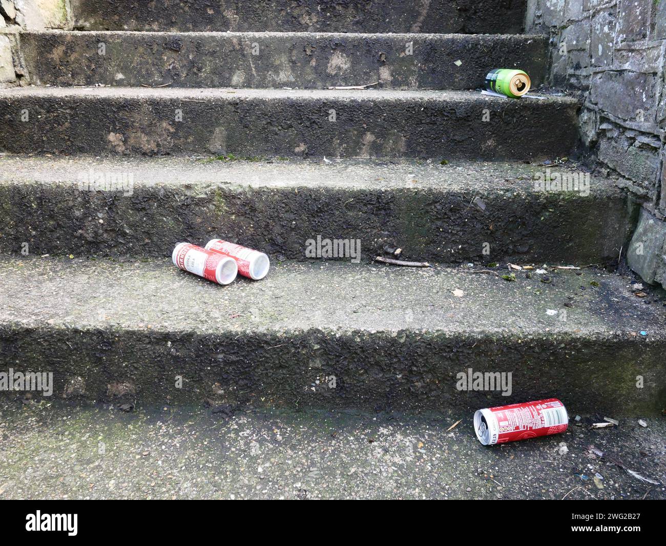 Le lattine di birra sono state lasciate sui gradini all'esterno. Foto Stock