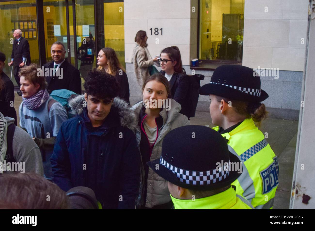 Londra, Inghilterra, Regno Unito. 2 febbraio 2024. GRETA THUNBERG lascia Westminster Magistrates Court dopo essere stata assolta il secondo giorno del suo processo. L'attivista svedese è stato arrestato in una protesta contro i combustibili fossili a Mayfair durante l'Energy Intelligence Forum e accusato di un reato di ordine pubblico. (Immagine di credito: © Vuk Valcic/ZUMA Press Wire) SOLO USO EDITORIALE! Non per USO commerciale! Foto Stock