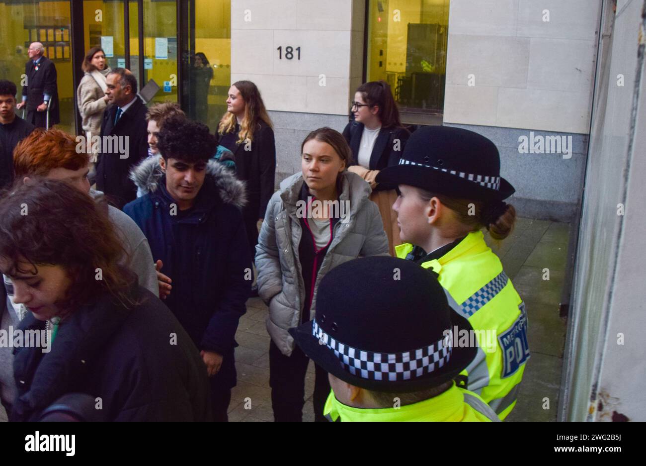 Londra, Inghilterra, Regno Unito. 2 febbraio 2024. GRETA THUNBERG lascia Westminster Magistrates Court dopo essere stata assolta il secondo giorno del suo processo. L'attivista svedese è stato arrestato in una protesta contro i combustibili fossili a Mayfair durante l'Energy Intelligence Forum e accusato di un reato di ordine pubblico. (Immagine di credito: © Vuk Valcic/ZUMA Press Wire) SOLO USO EDITORIALE! Non per USO commerciale! Foto Stock