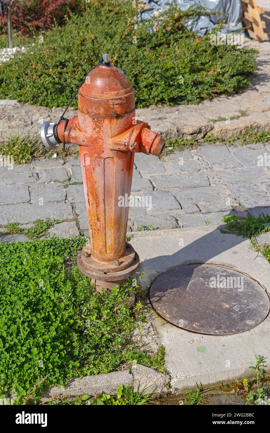 Acqua idrante antincendio in stile retrò in ghisa nel centro storico di Ohrid Foto Stock