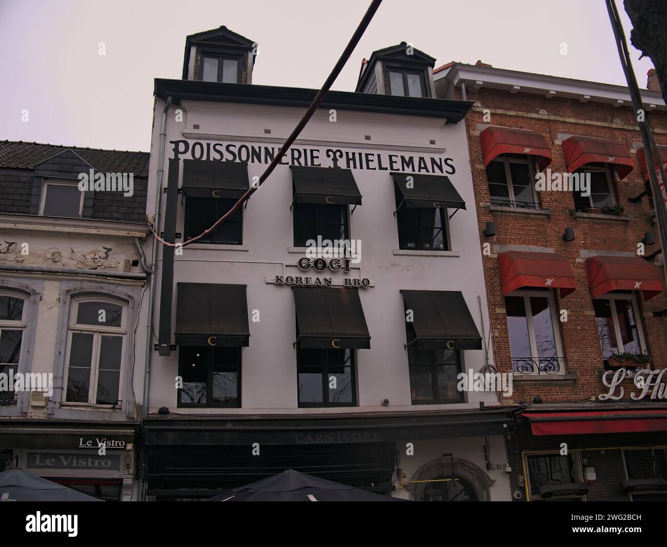 Bruxelles, Belgio. 2 febbraio 2024. Il ristorante BBQ coreano chiamato GOGI serve deliziosi piatti coreani. Architettura lungo il Quai aux Briques. Foto Stock
