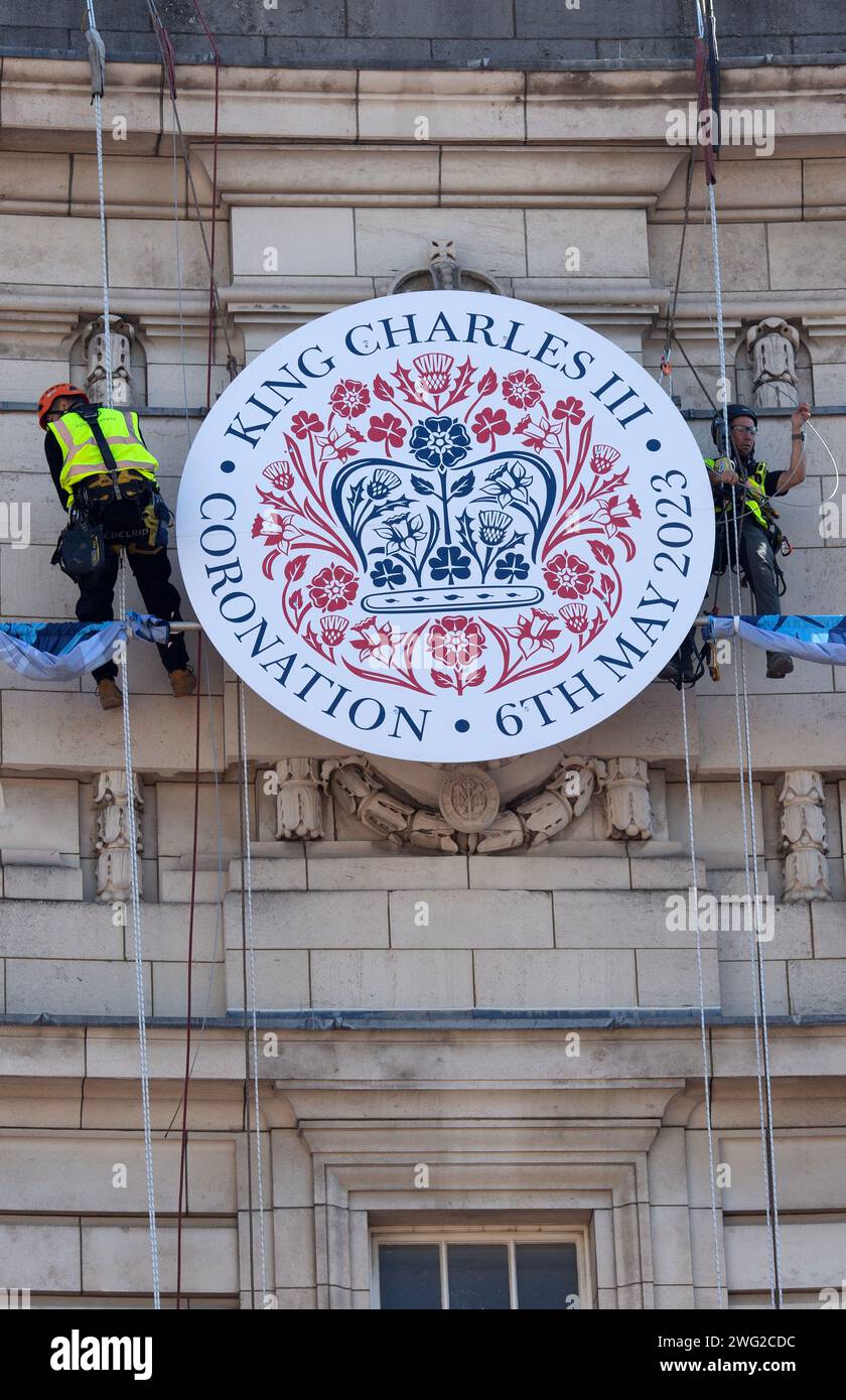 L'emblema dell'incoronazione di re Carlo III è installato sull'Arco dell'Ammiragliato di Londra. Foto Stock