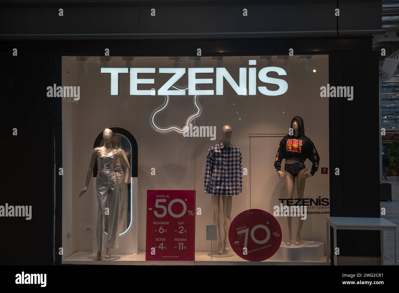 logo del centro commerciale tezenis, insegna illuminata, periodo di vendita stagionale. Vetrina di vendita, abbigliamento moda, novità, Torino, Italia, 27 gennaio 2024 Foto Stock