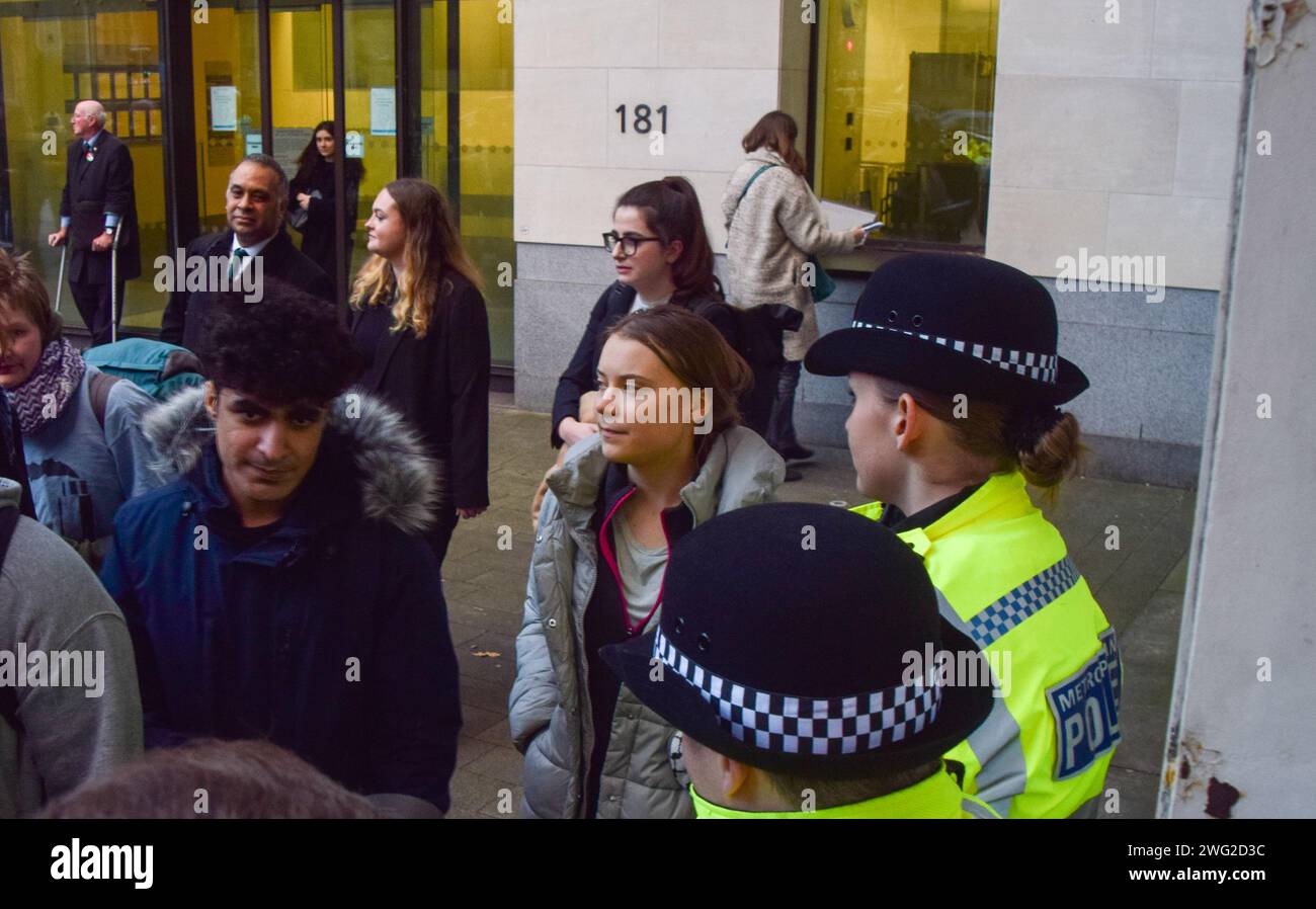 Londra, Regno Unito. 2 febbraio 2024. Greta Thunberg lascia la Corte dei magistrati di Westminster dopo essere stata assolta il secondo giorno del suo processo. L'attivista svedese è stato arrestato in una protesta contro i combustibili fossili a Mayfair durante l'Energy Intelligence Forum e accusato di un reato di ordine pubblico. Credito: Vuk Valcic/Alamy Live News Foto Stock