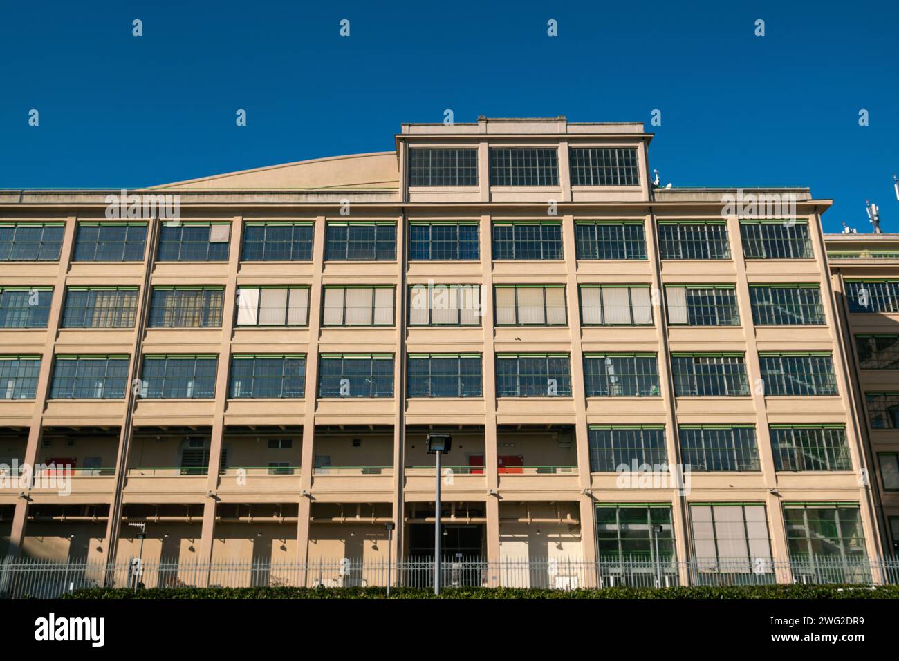 edificio post-industriale riqualificato con spazi multifunzionali, struttura in cemento armato e finestre e tende esterne a doppi vetri. Foto Stock